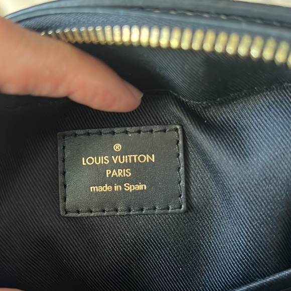 Louis Vuitton Limited Edition cross body bag - Picture 8 of 17